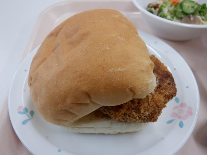 コロッケはパンに挟んで