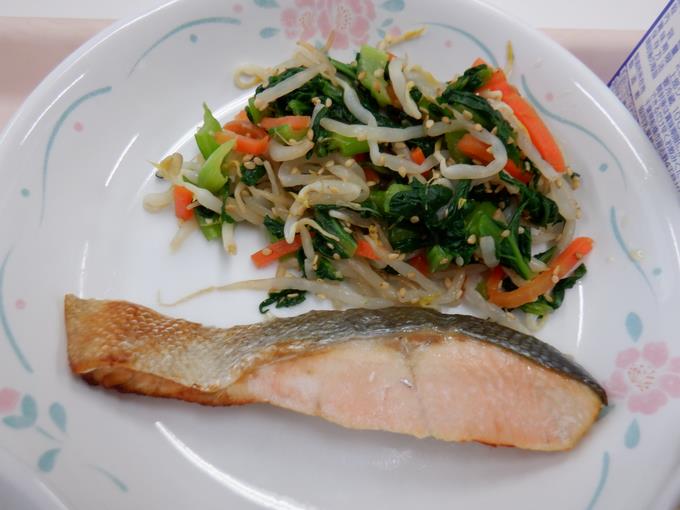 鮭の塩焼きとからしあえ