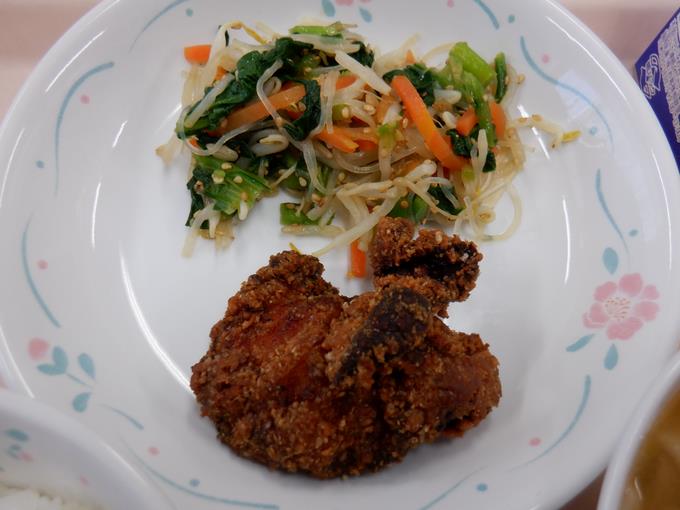 から揚げとサラダ