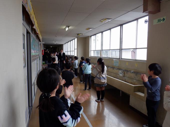 在校生に見送られ…