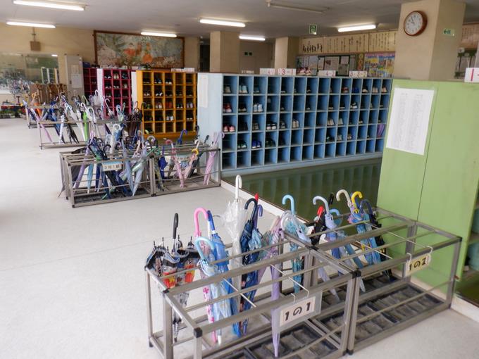 昇降口でｸﾗｽと担任を確認