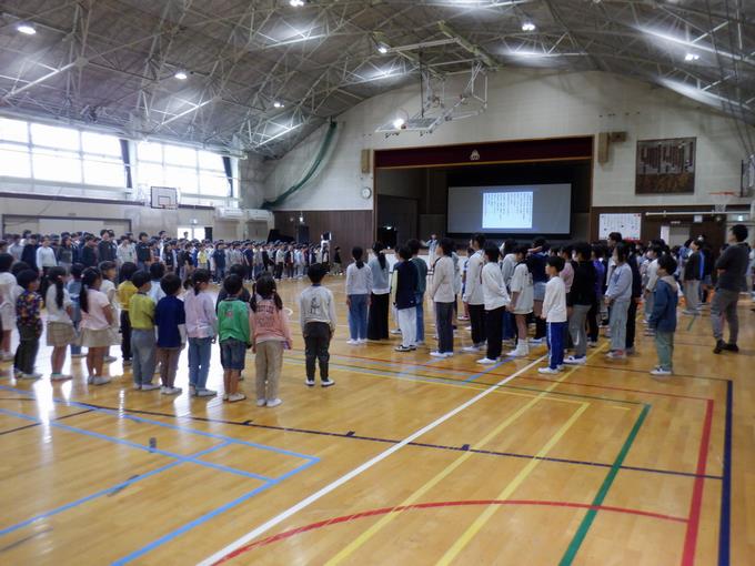 全校児童による校歌斉唱