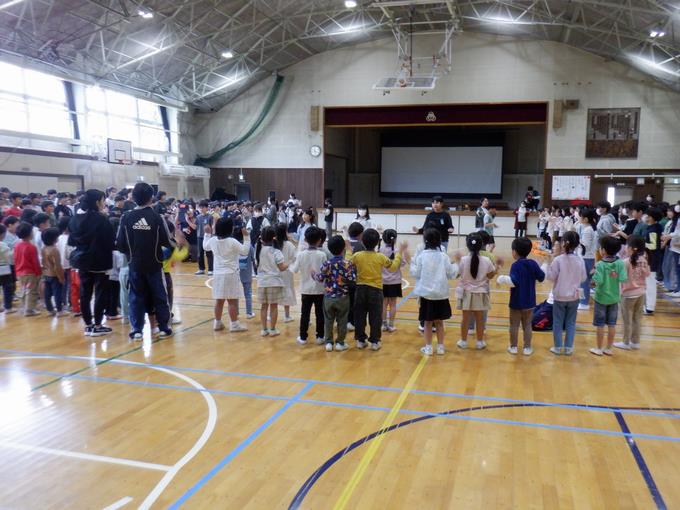 全校で手話を交えて熱唱