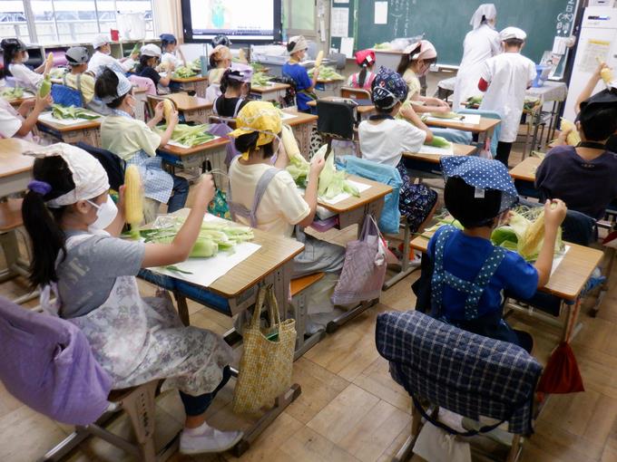 3年生ﾄｳﾓﾛｺｼ皮むき体験