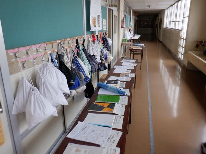 ６年生は廊下にズラリ