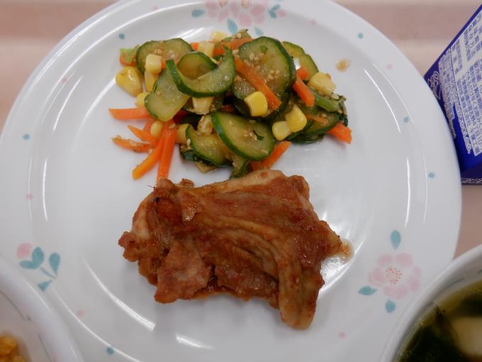 ｺｰﾝｻﾗﾀﾞとﾊﾞｰﾍﾞｷｭｰﾁｷﾝ