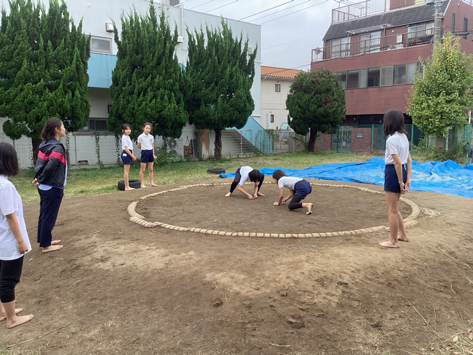 湊町小の土俵で練習