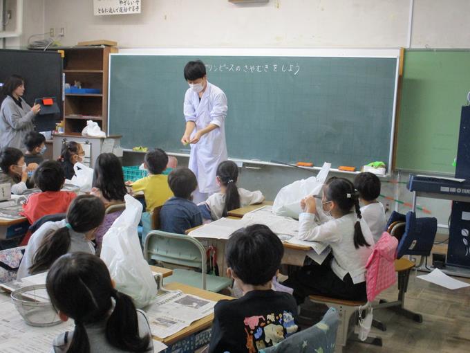 給食の先生からむき方を教えてもらいます