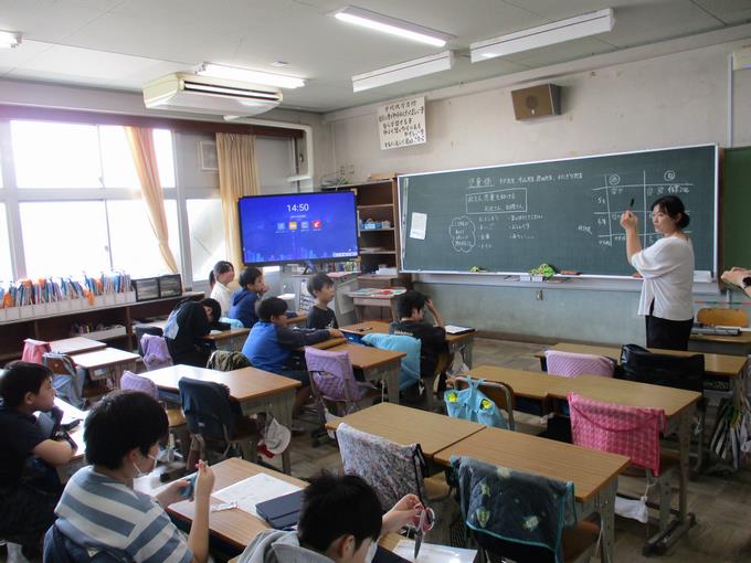 児童係 分担をした後仕事の内容を聞いています
