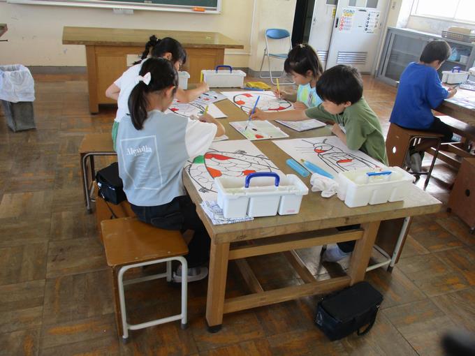 はみ出さないように慎重に塗っています