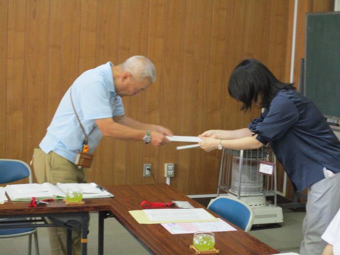 学校運営協議会では委嘱状を交付しました