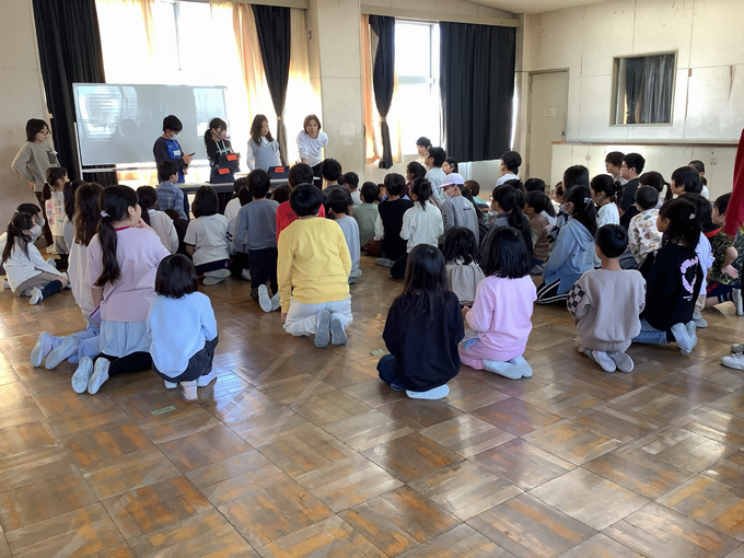 真剣に解説を聞く子供たち