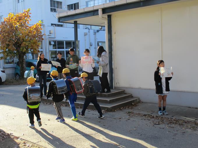 明るく呼びかけしています