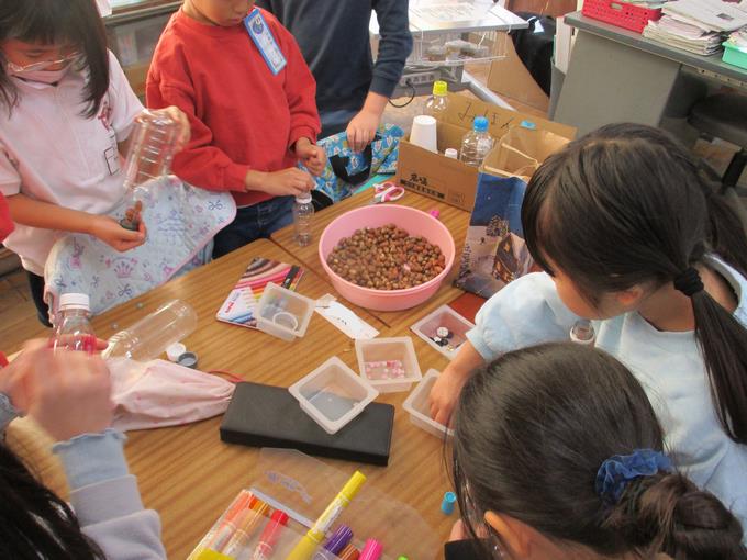 マラカス作りに夢中