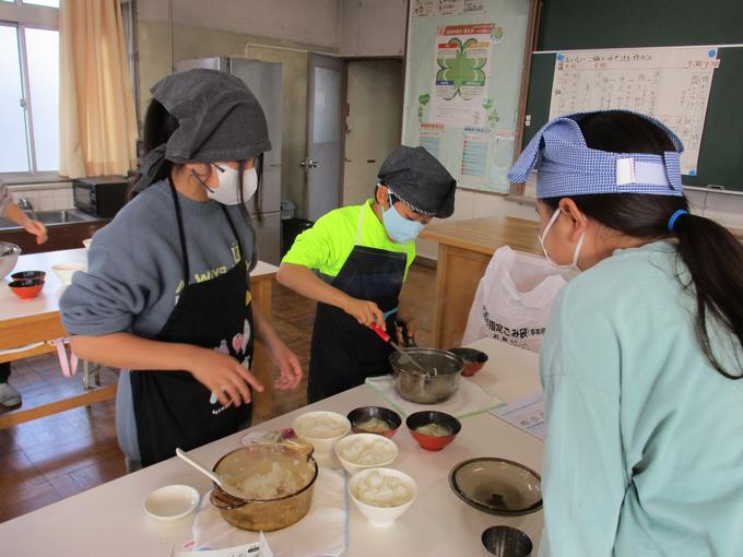 みんなで盛り付け