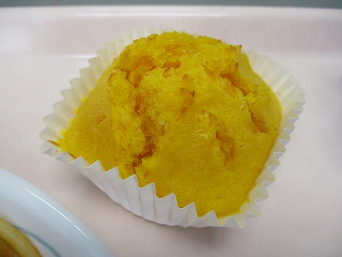 にんじん色のふっくらしたケーキです