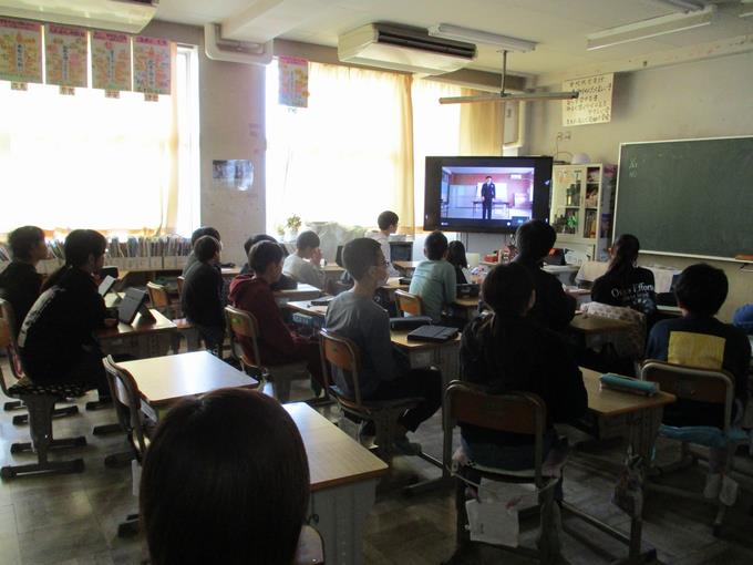 教室で真剣に聞いていました