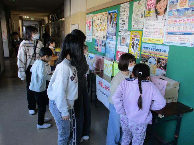 大賑わいな投票場所