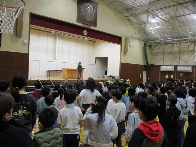 全校で歌のプレゼント「ありがとうの花」