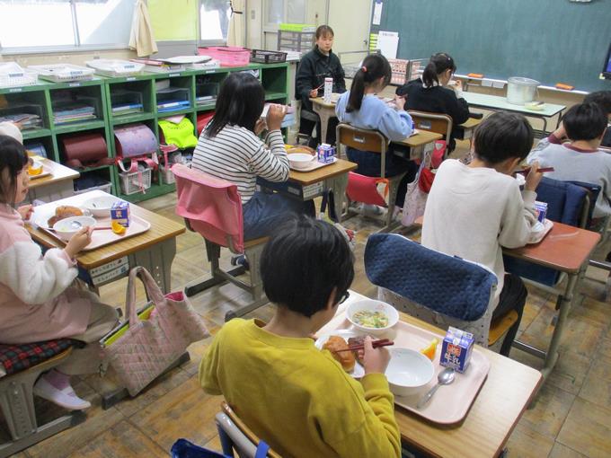 もりもり食べています