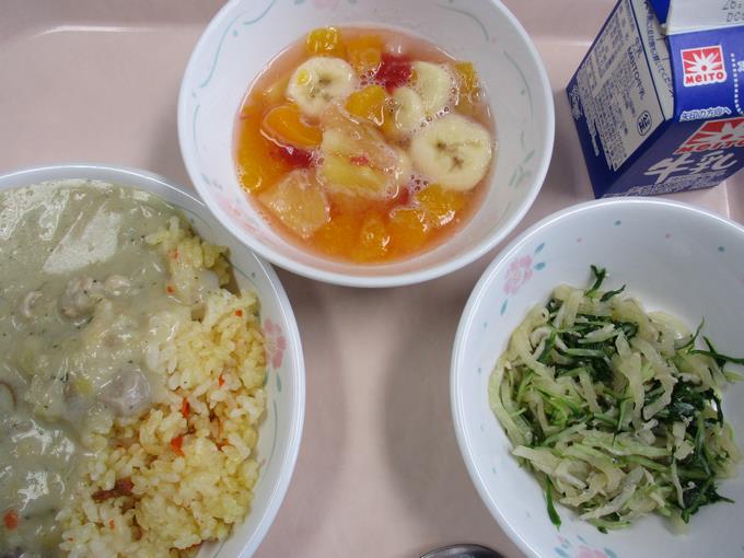 キャロットライスホワイトソーズがけ・じゃこサラダ・白玉入りフルーツパンチ・牛乳