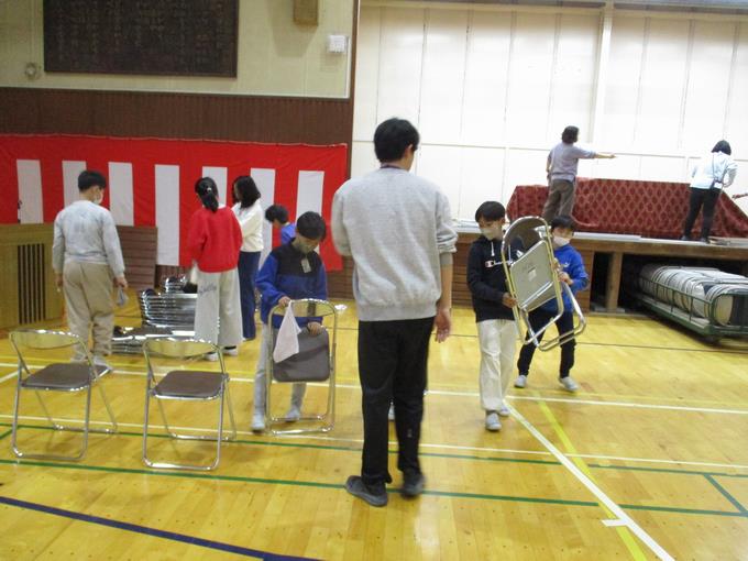 椅子運びもお手の物