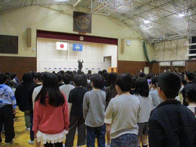 響く歌声　校歌