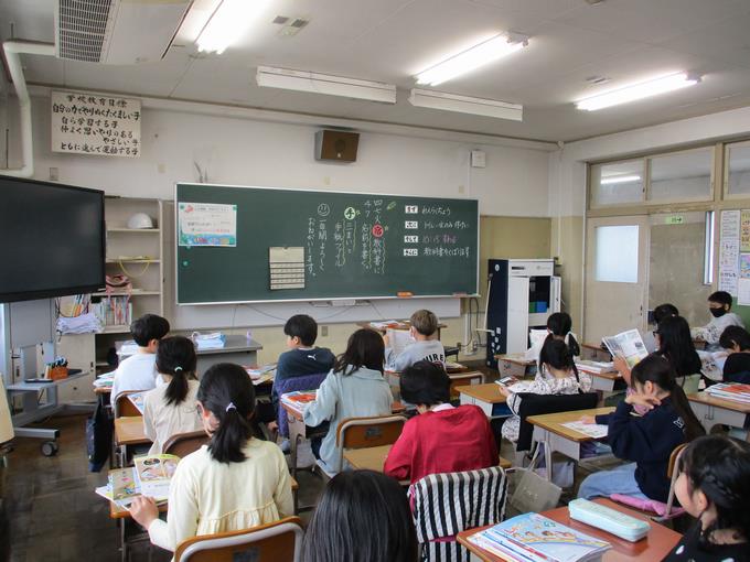 教室では教科書の確認などをしていました