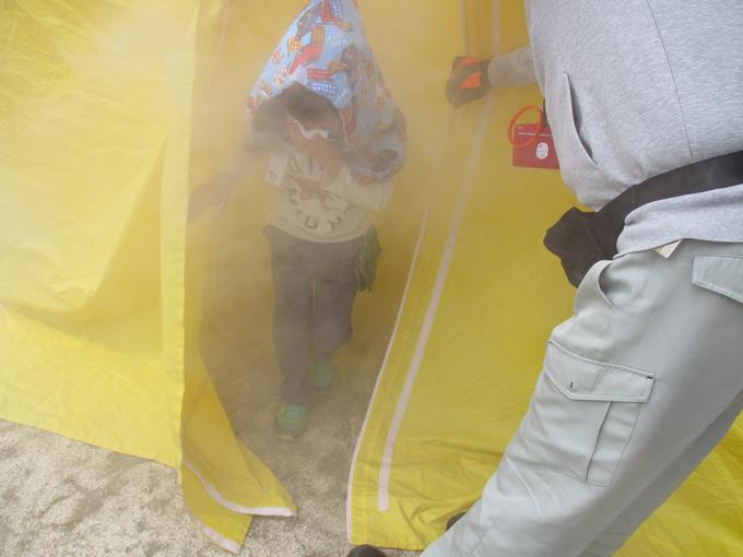 煙が発生したら壁沿いを低い態勢で