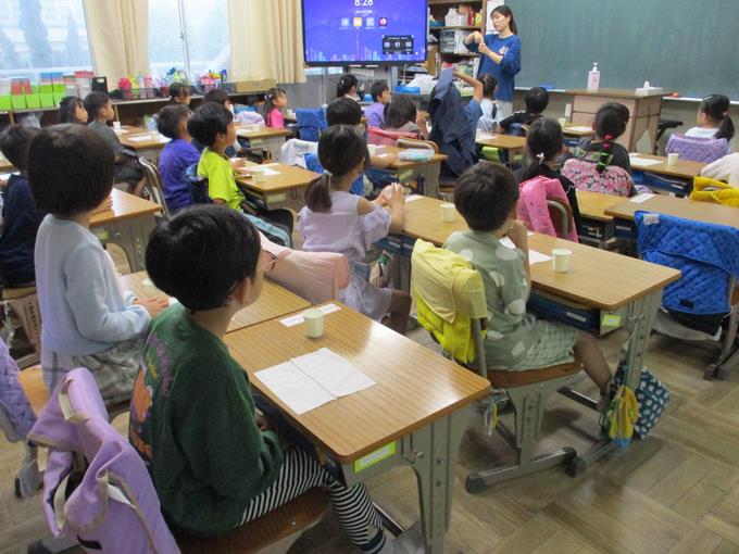 姿勢良くお話を聞いています