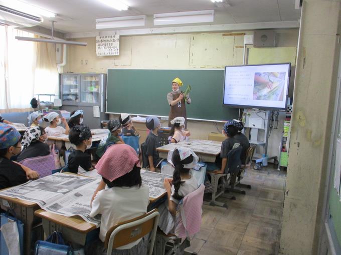 説明を聞いています