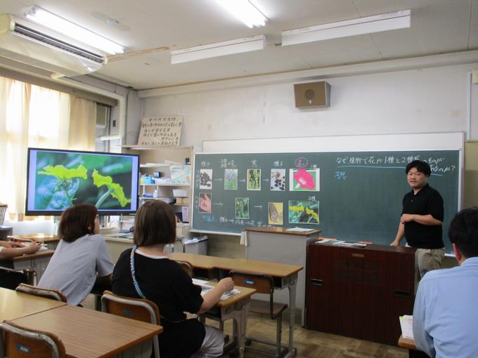 理科の研修中　先生たちが子供役です