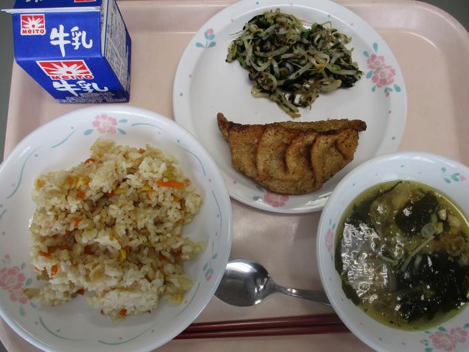 ガーリックライス　揚げ餃子　小松菜のナムル　わかめスープ　牛乳