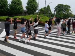 手を挙げて