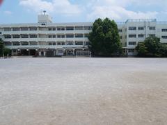 校庭から見た校舎