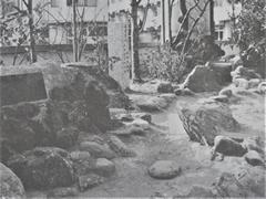 二門の横にあります。