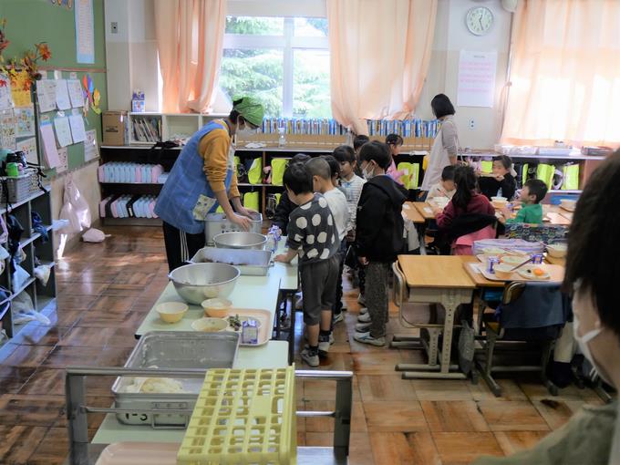 配膳の様子を参観