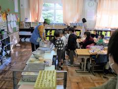 配膳の様子を参観