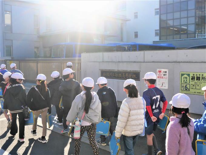 市船の前