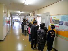 瓦せんべい配付