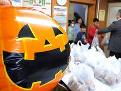 瓦せんべい配付