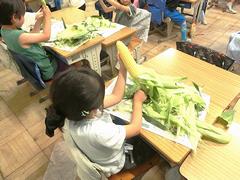 とうもろこしの皮むき