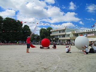大玉送りは2勝1敗で白組の勝ちです。白熱した戦いが繰り広げられました。