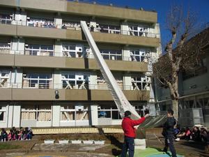 4階から滑り台のようなもので 一人ずつ降ります