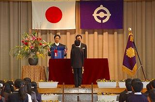 校長先生から 卒業証書をいただきました