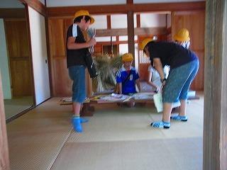 房総の村では、古い時代の家と今の家との違いに興味津々でした。