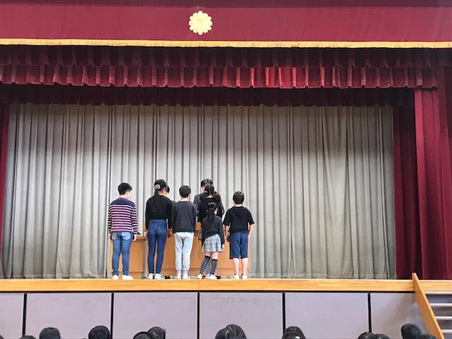 修了証書を受け取る様子