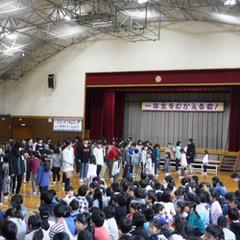 6年生と一緒にダンスを踊る1年生