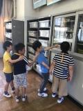 理科室の器具に興味津々