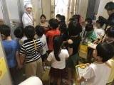 風間先生の話を真剣に聞く子どもたち